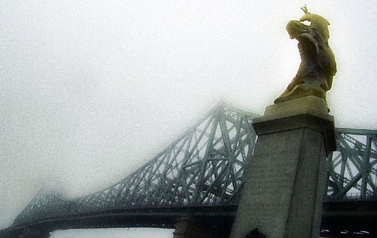Brume matinale près du pont Jacques-Cartier Brume matinale près du pont Jacques-Cartier