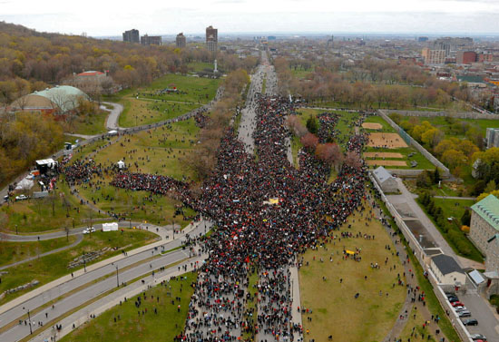 22 AVRIL - 300 000 Québécois rassemblés pour le bien commun! 22 AVRIL - 300 000 Québécois rassemblés pour le bien commun!