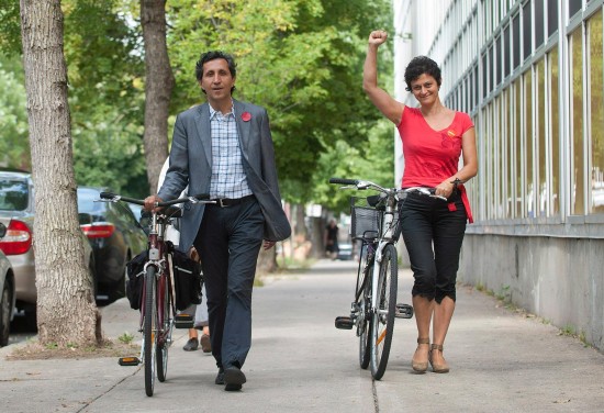 Amir Khadir et Nima Machouf arrivent à leur bureau de vote à Montréal. (Photo PC / Graham Hughes)