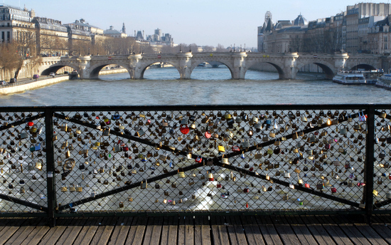 D'un destin à l'autre cadenas sur le Pont des Arts