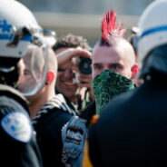 La manifestation contre la brutalité policière et les idiots-utiles de l’anarchie