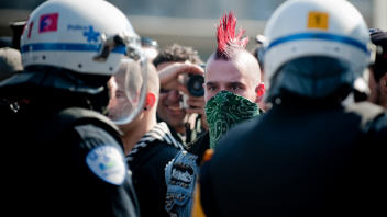 La manifestation contre la brutalité policière et les idiots-utiles de l’anarchie