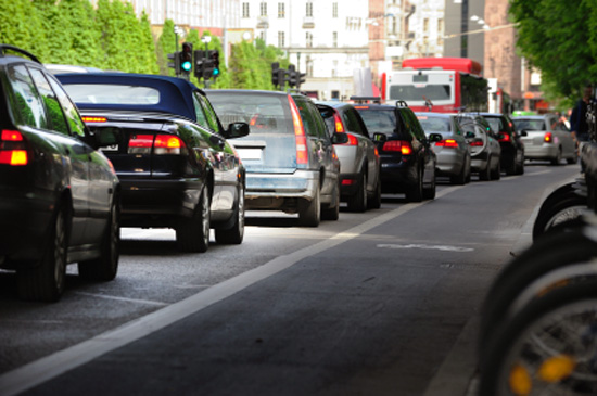 voitures en transit congestionnant la circulation en ville 