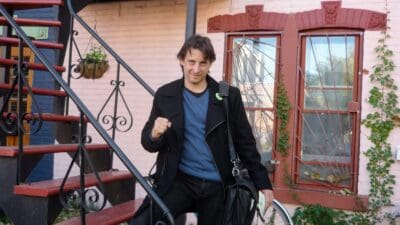 Carl Boileau en porte à porte pour Projet Montréal