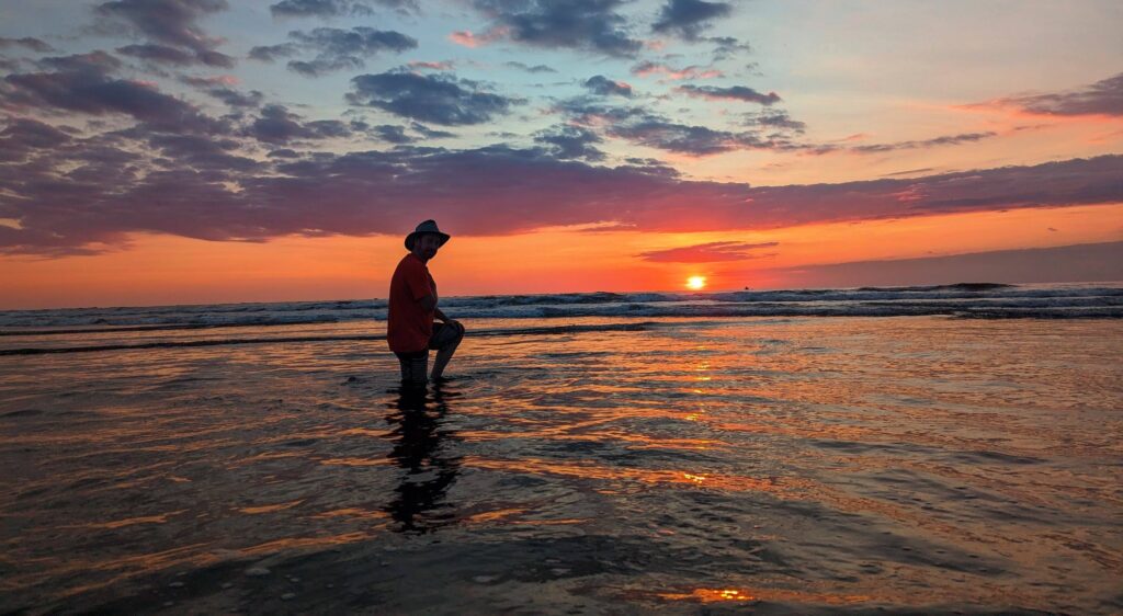 Plongez dans les "Chroniques Costaricaines" : une quête de sens et d'aventures sous le signe de Pura Vida, entre nature et rencontres humaines.