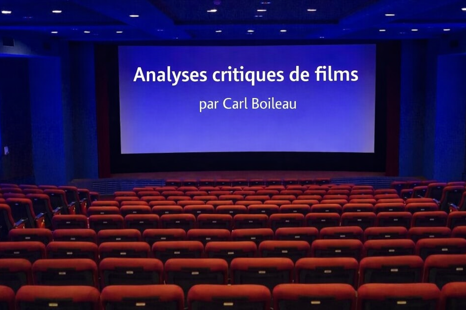 Salle de cinéma avec écran affichant "Analyses critiques de films par Carl Boileau"