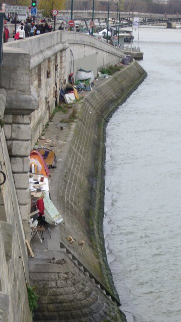Classes sociales distinctes aux bords de La Seine